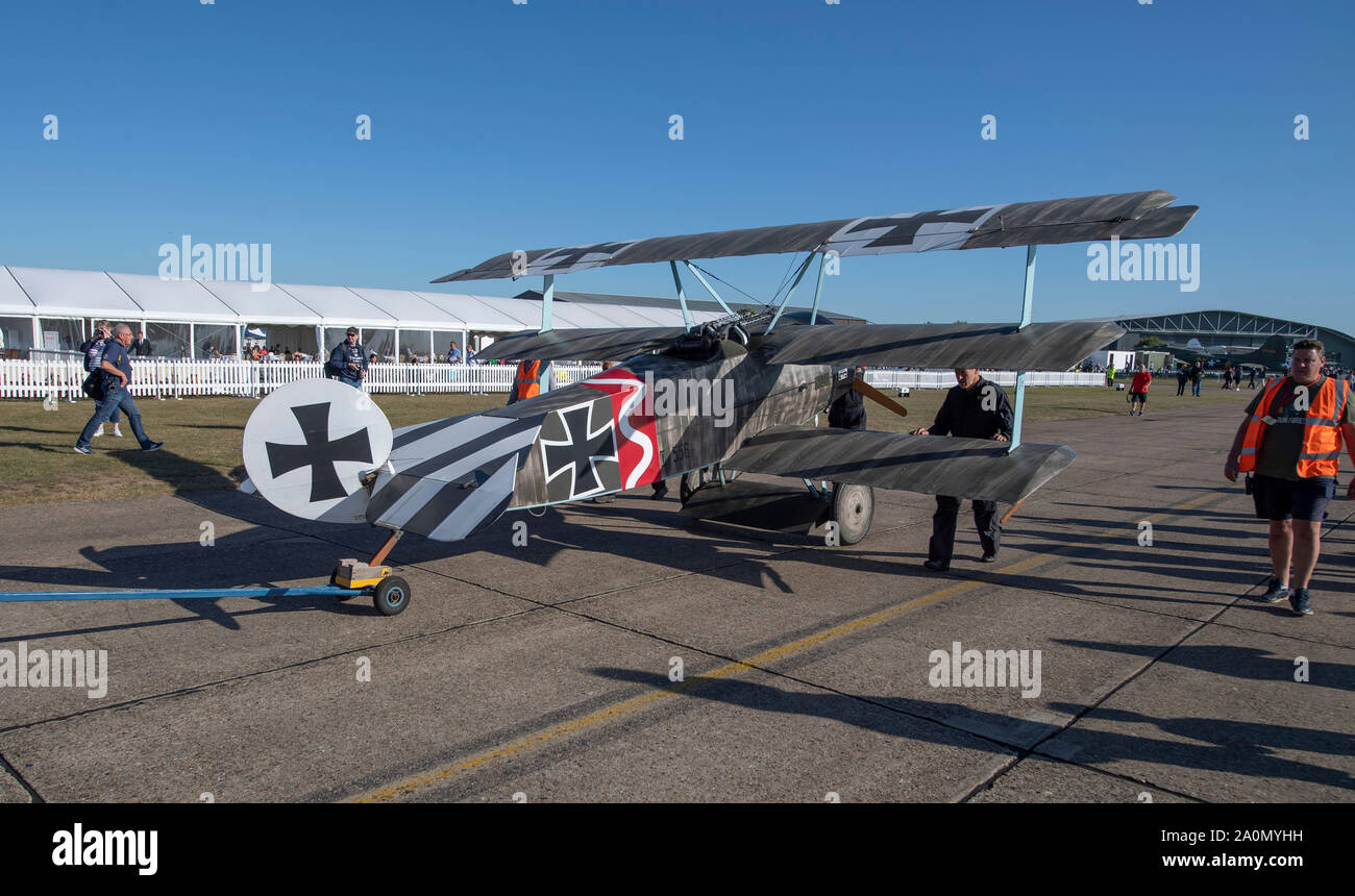 Duxford, Cambridgeshire, Regno Unito. Xxi Sep, 2019. Themed weekend del volo a IWM Duxford con gli storici WW1 e WW2 velivoli e un ammassato volo di Spitfires per la commemorazione del cinquantesimo anniversario del film 'Battaglia di Gran Bretagna'. Immagine: WW1 Fokker triplano tirato fuori in preparazione per la visualizzazione dell'aria. Credito: Malcolm Park/Alamy Live News Foto Stock