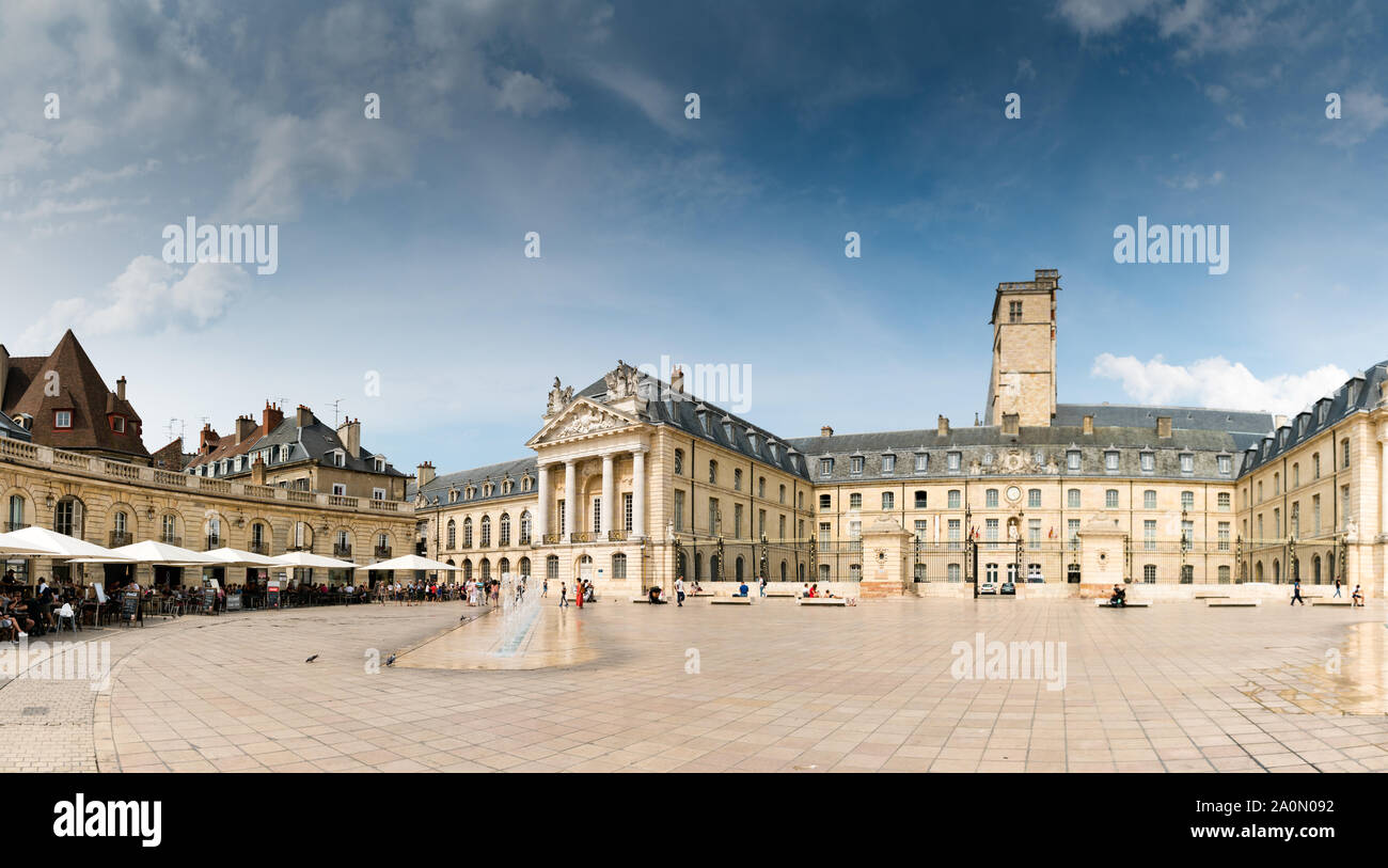 Digione, Borgogna / Francia - 27 agosto 2019: vista su Place de la Liberacion Square nel cuore del centro storico di Digione con persone mangiare fuori in t Foto Stock