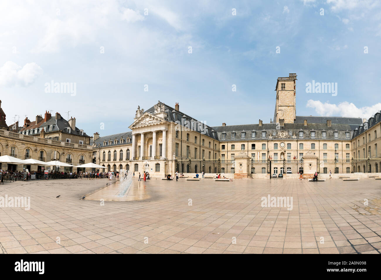 Digione, Borgogna / Francia - 27 agosto 2019: vista su Place de la Liberacion Square nel cuore del centro storico di Digione con persone mangiare fuori in t Foto Stock