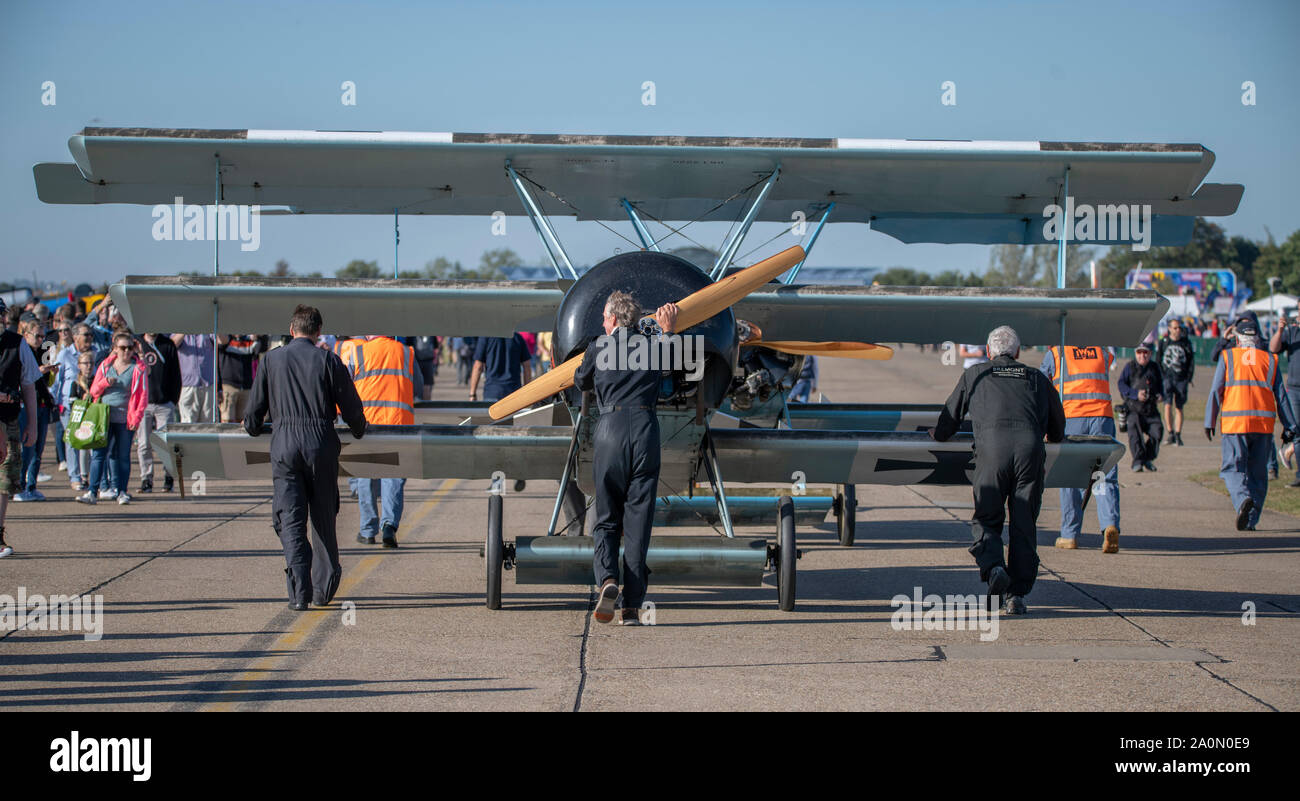 Duxford, Cambridgeshire, Regno Unito. Xxi Sep, 2019. Themed weekend del volo a IWM Duxford con gli storici WW1 e WW2 velivoli e un ammassato volo di Spitfires per la commemorazione del cinquantesimo anniversario del film 'Battaglia di Gran Bretagna'. Immagine: WW1 Fokker dr1 Triplano di Bremont Grande Guerra display gommato del Team in preparazione per la loro visualizzazione dell'aria. Credito: Malcolm Park/Alamy Live News Foto Stock
