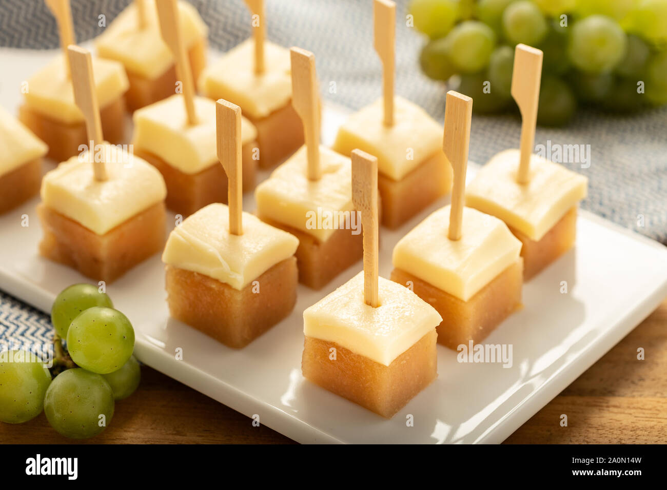 Formaggio con marmellata di mele cotogne sul vassoio. Tipico antipasto spagnolo. snack, Tapa, pintxo dalla Spagna Foto Stock