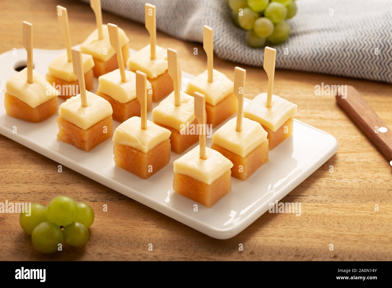 Formaggio con marmellata di mele cotogne sul vassoio. Tipico antipasto spagnolo. snack, Tapa, pintxo dalla Spagna Foto Stock