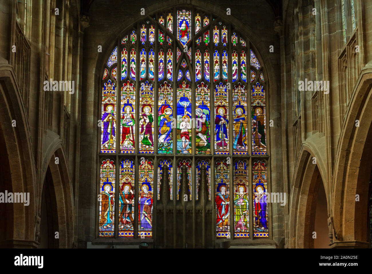 Stratford-upon-Avon, Warwickshire, Inghilterra. Le finestre di vetro macchiate nella chiesa della Santa Trinità. William Shakespeare e Anne Hathaway sono sepolti in ch Foto Stock