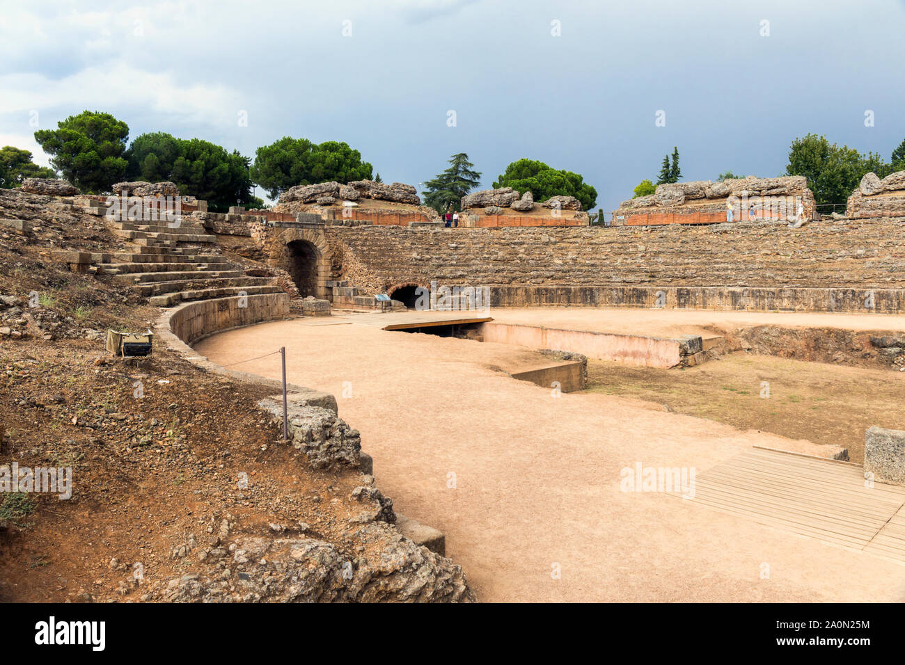 L'anfiteatro romano, Merida, provincia di Badajoz, Estremadura, Spagna. L'anfiteatro fu inaugurato nell'8 a.C. Fa parte dell'en archeologico Foto Stock