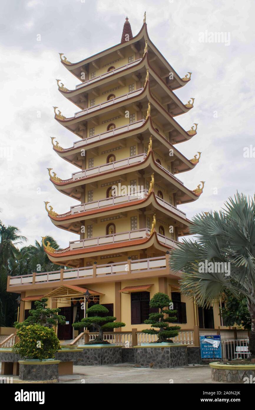 Luglio 18, 2019-My Tho, Vietnam : Il Vinh Trang tempio di My Tho, Vietnam. Edificio a torre a Vinh Trang tempio, Chua Vinh Trang, in My Tho, il MEK Foto Stock