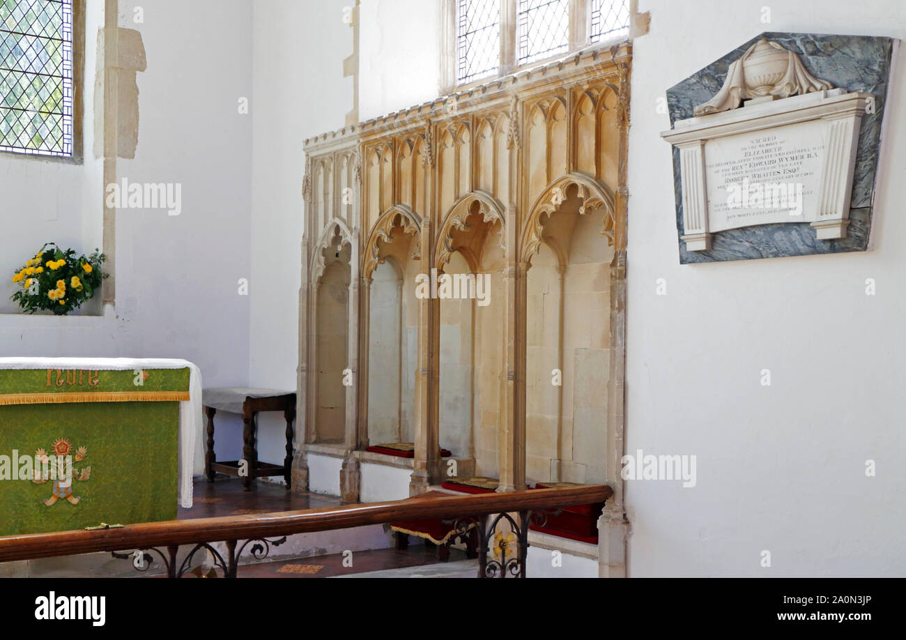 Una vista del restaurato sedilia nel coro della parrocchia della Santissima Trinità a Ingham, Norfolk, Inghilterra, Regno Unito, Europa. Foto Stock