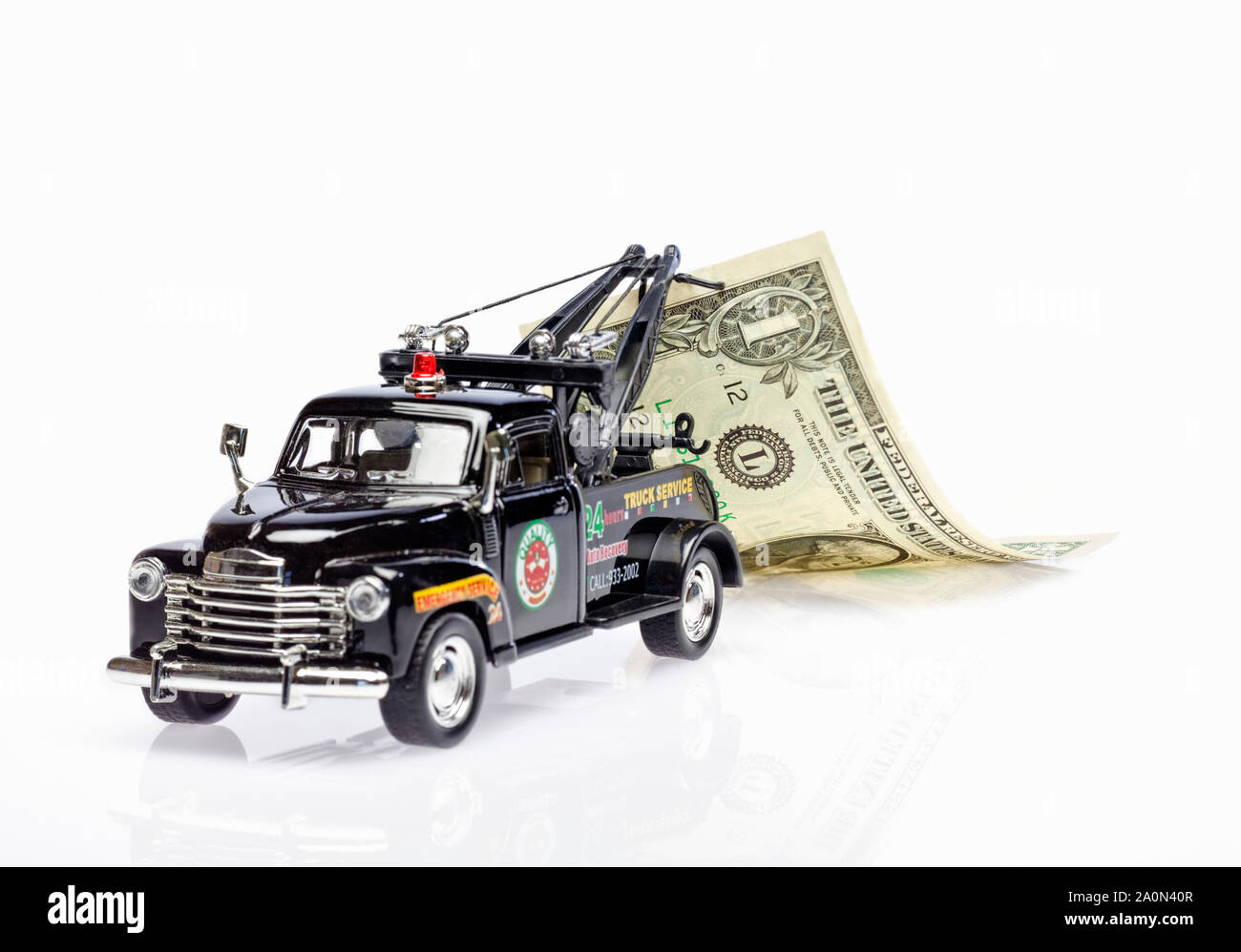 Trainare il carrello di traino di un dollaro americano Bill - recupero del debito concetto Foto Stock