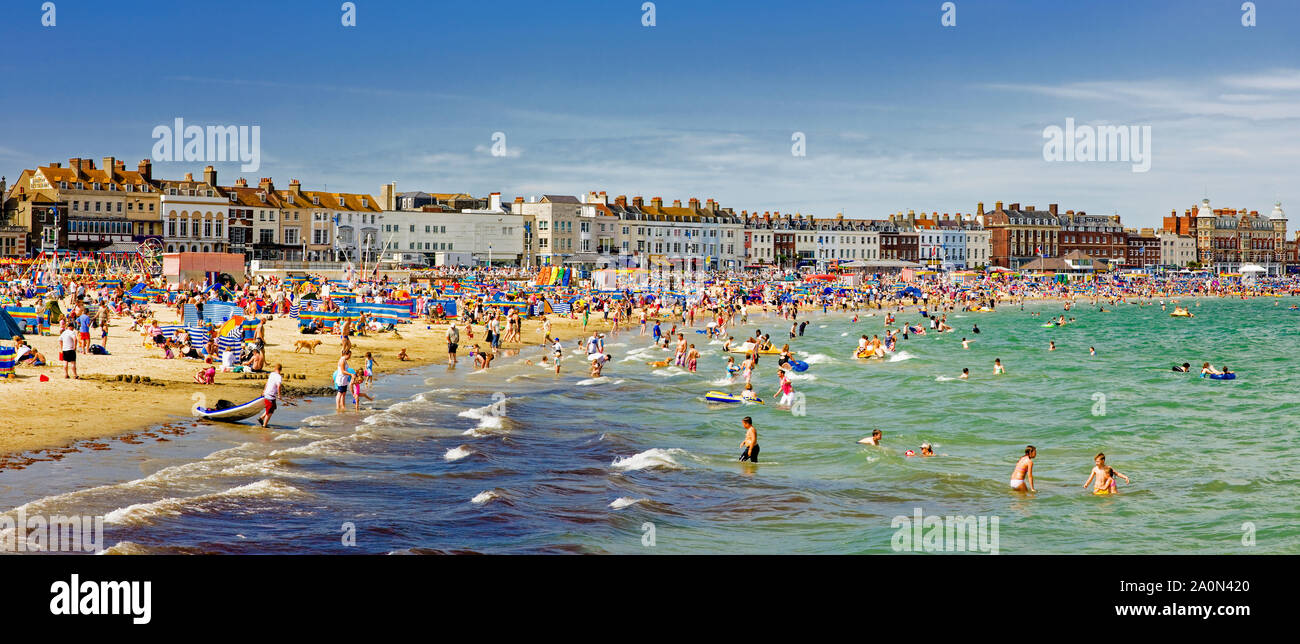 Affollata spiaggia di Weymouth nella stagione estiva, Dorset, Regno Unito Foto Stock