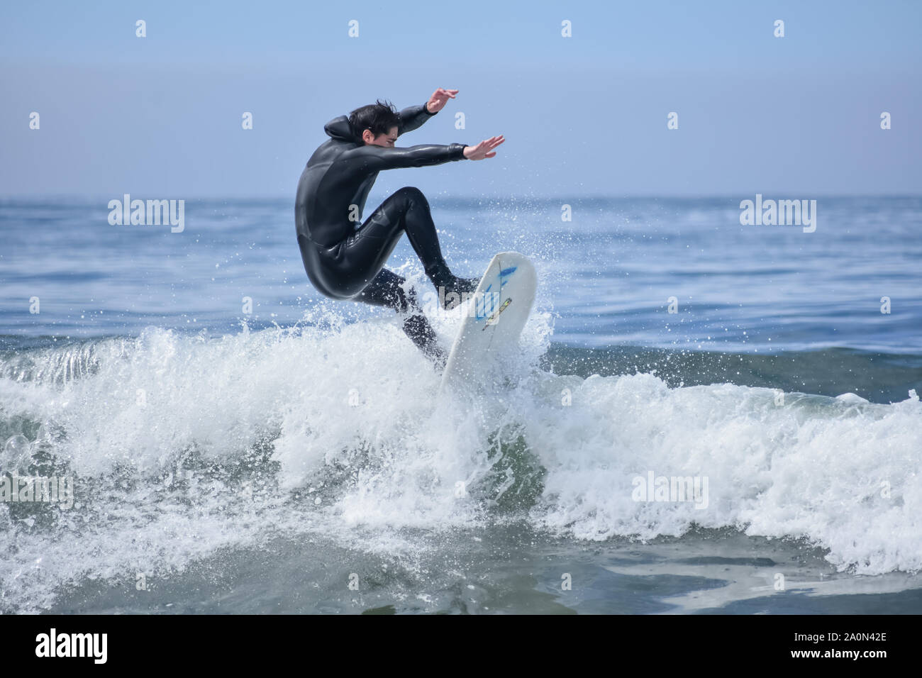 California surfer facendo un trucco manovra al largo di Dillon Beach. Foto Stock