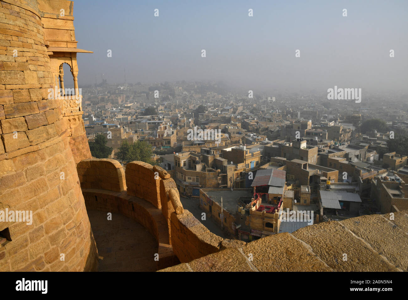 Vista della città di Jaisalmer discese dal Golden Fort a Jaisalmer nel Rajasthan, India Foto Stock