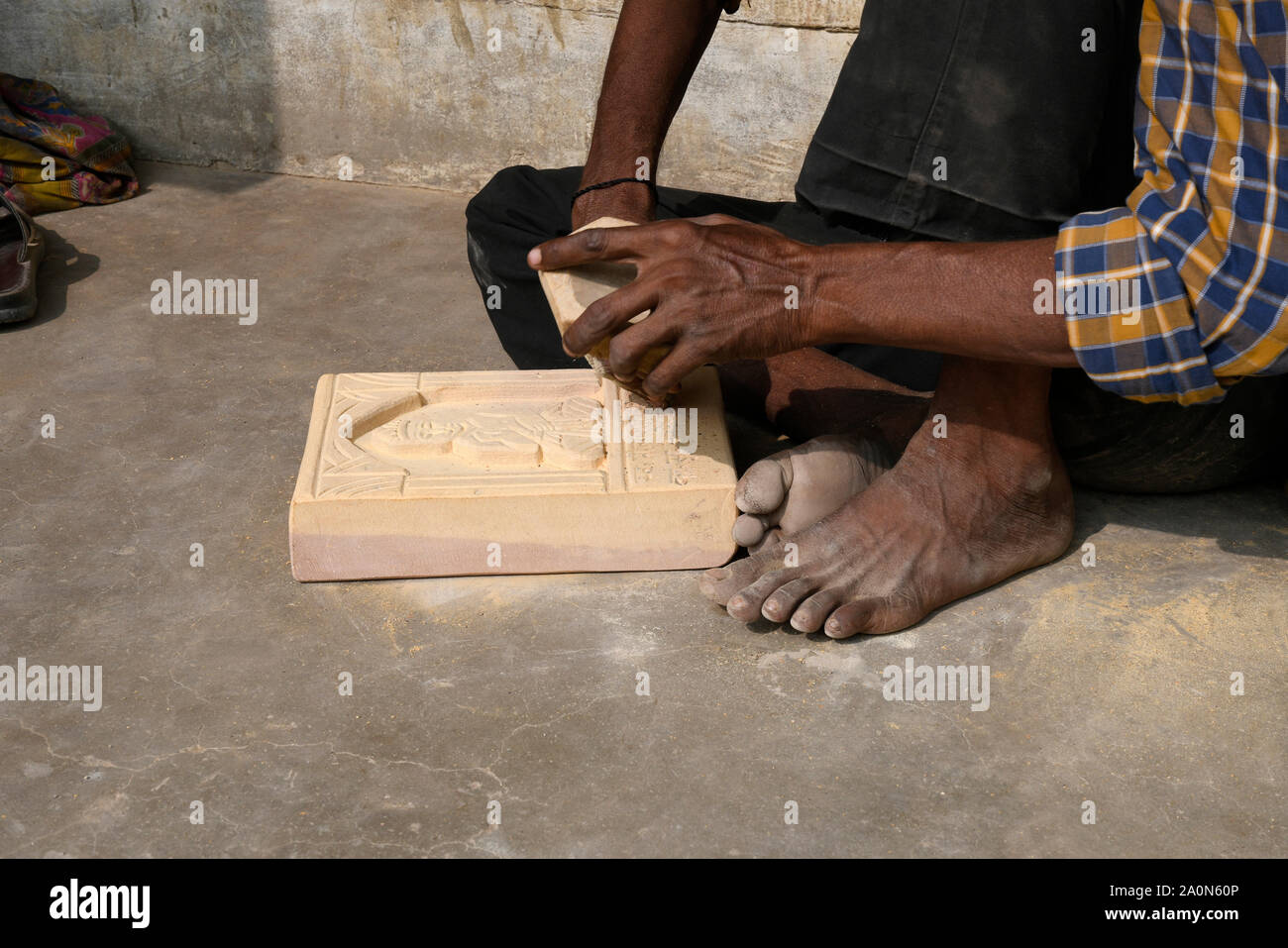 Pietra locale artigiano al lavoro a Jaisalmer nel Rajasthan, India Foto Stock