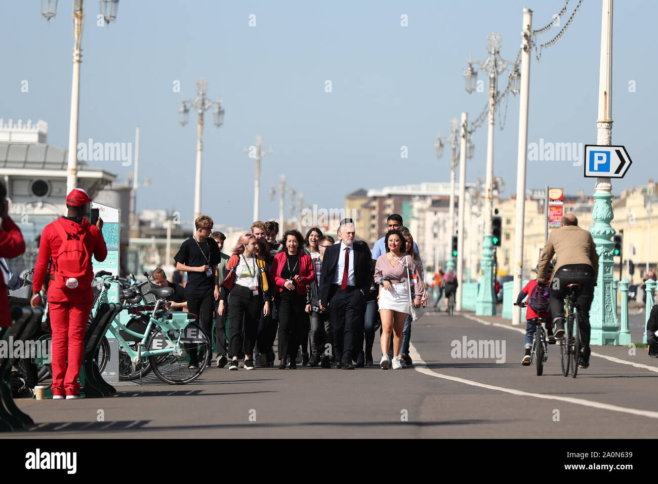 Jeremy Corbyn, passeggiando lungo la promenade, arriva per il Partito Laburista conferenza presso il Centro di Brighton a Brighton. Foto Stock