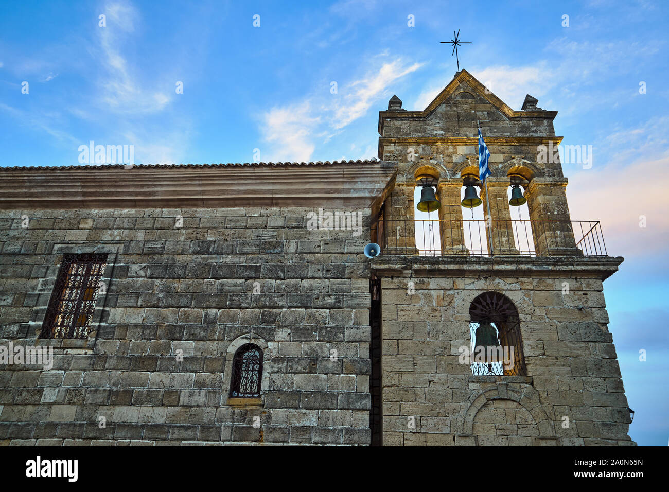 Torre campanaria della storica chiesa ortodossa di San Nicola in serata nella capitale dell'isola di Zante in Grecia Foto Stock