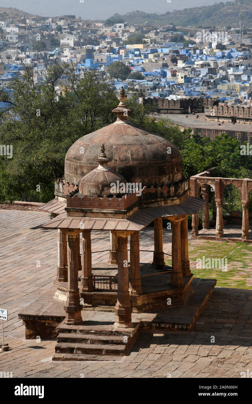 Città blu di Jodhpur dal colle di Meherangarh Fort, Rajasthan, India Foto Stock