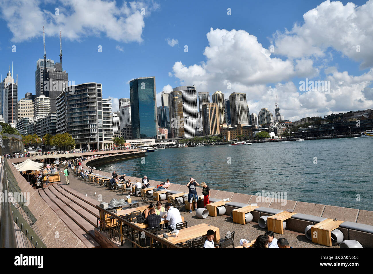 Lacco Ameno, Italia, Aprile 2019, turistico a un deck di visualizzazione lungo la Opera House di Sydney lungo la stazione di Macquarie Foto Stock