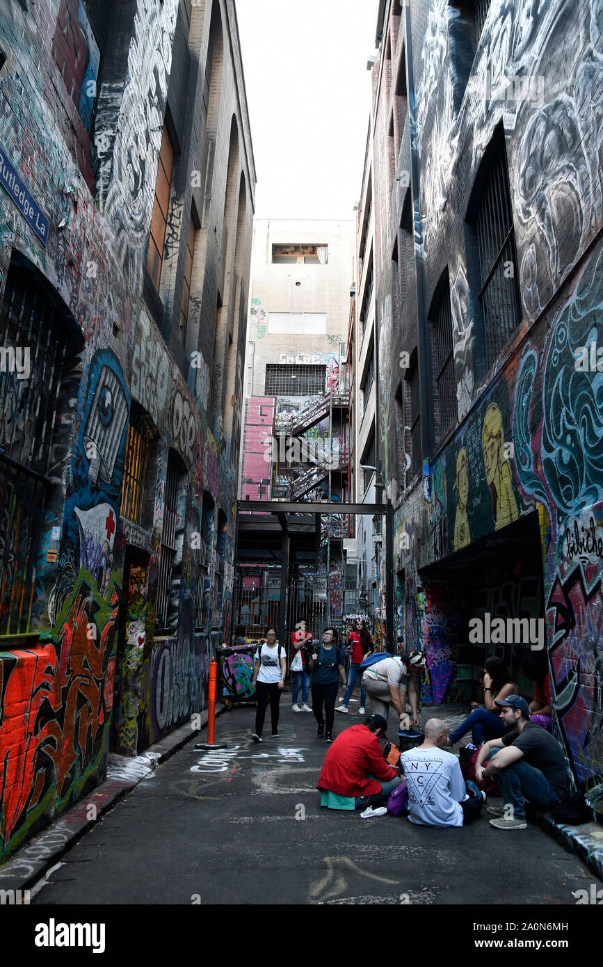 MELBOURNE, Australia, aprile 2019, turistiche a portata di mano le pareti dipinte da artisti locali Graffiti Lane vicino alla stazione di Flinders Foto Stock
