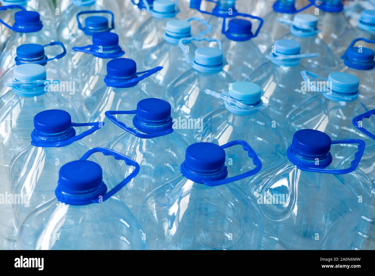 Le bottiglie di plastica vuote in un file. Inquinamento di plastica Foto Stock