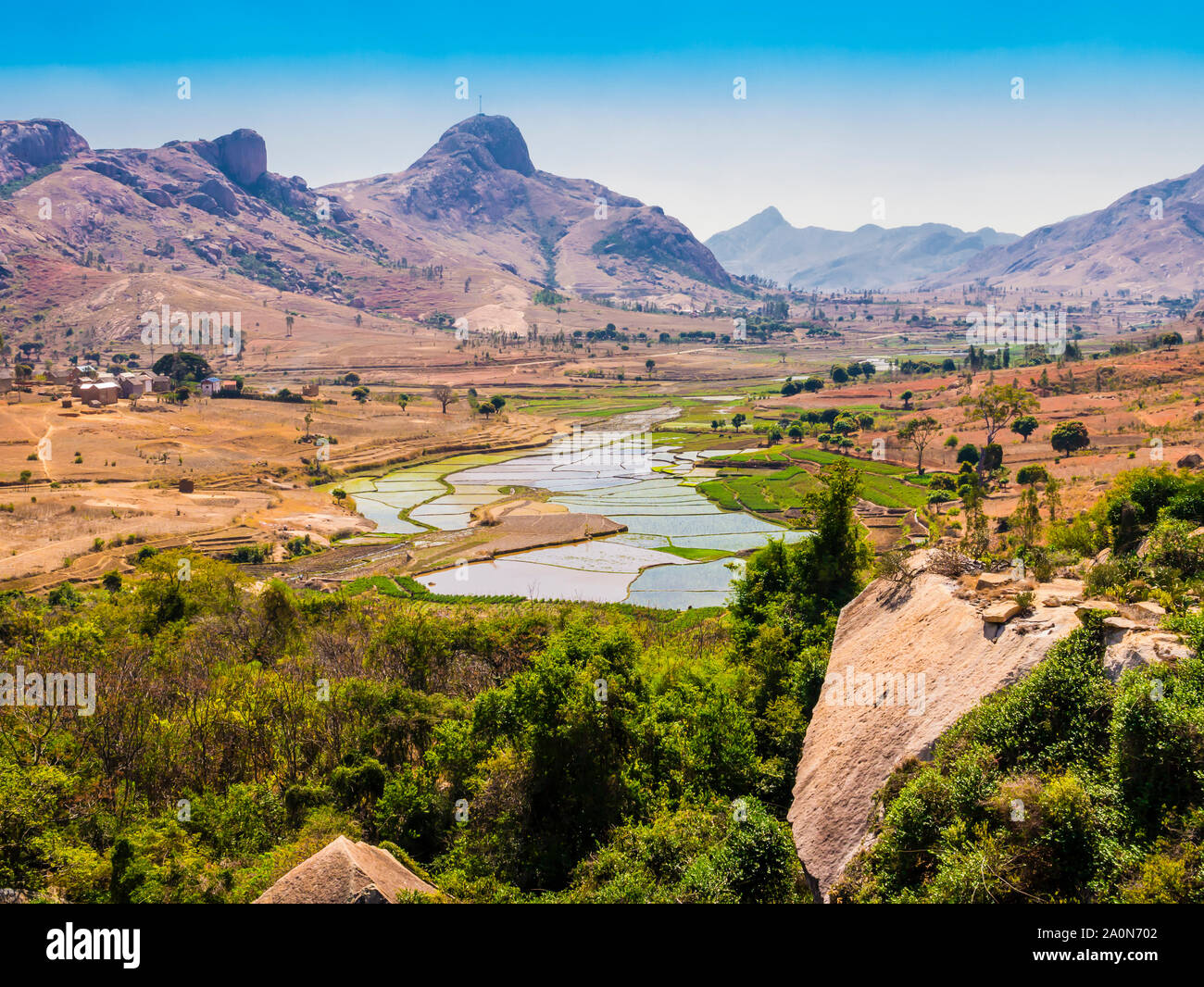 Vista panoramica con le risaie a Anja riserva comunitaria, Madagascar Foto Stock