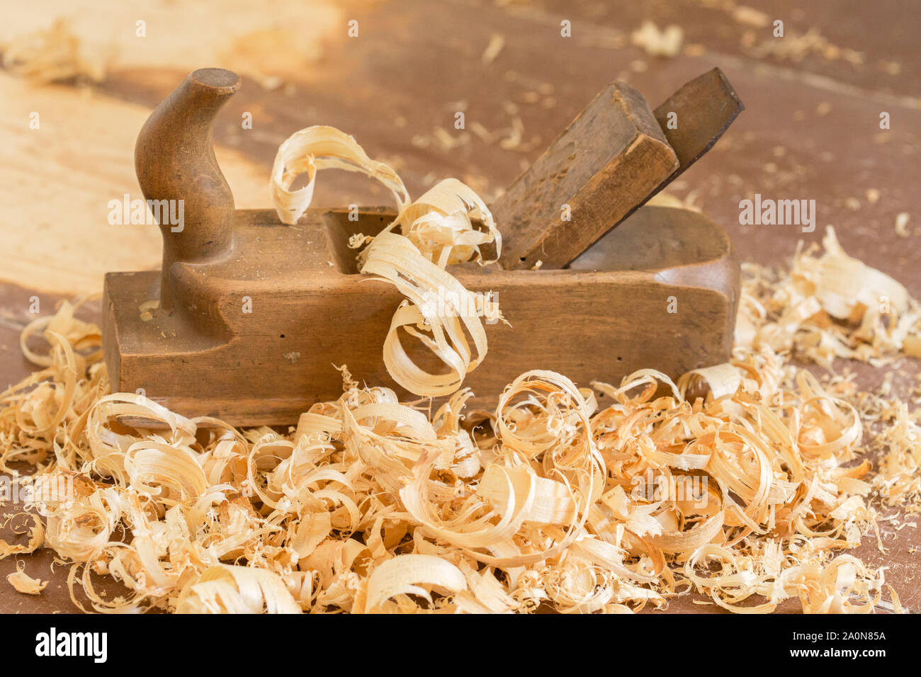In legno antico piano a mano per la lavorazione del legno con trucioli di legno. Foto Stock