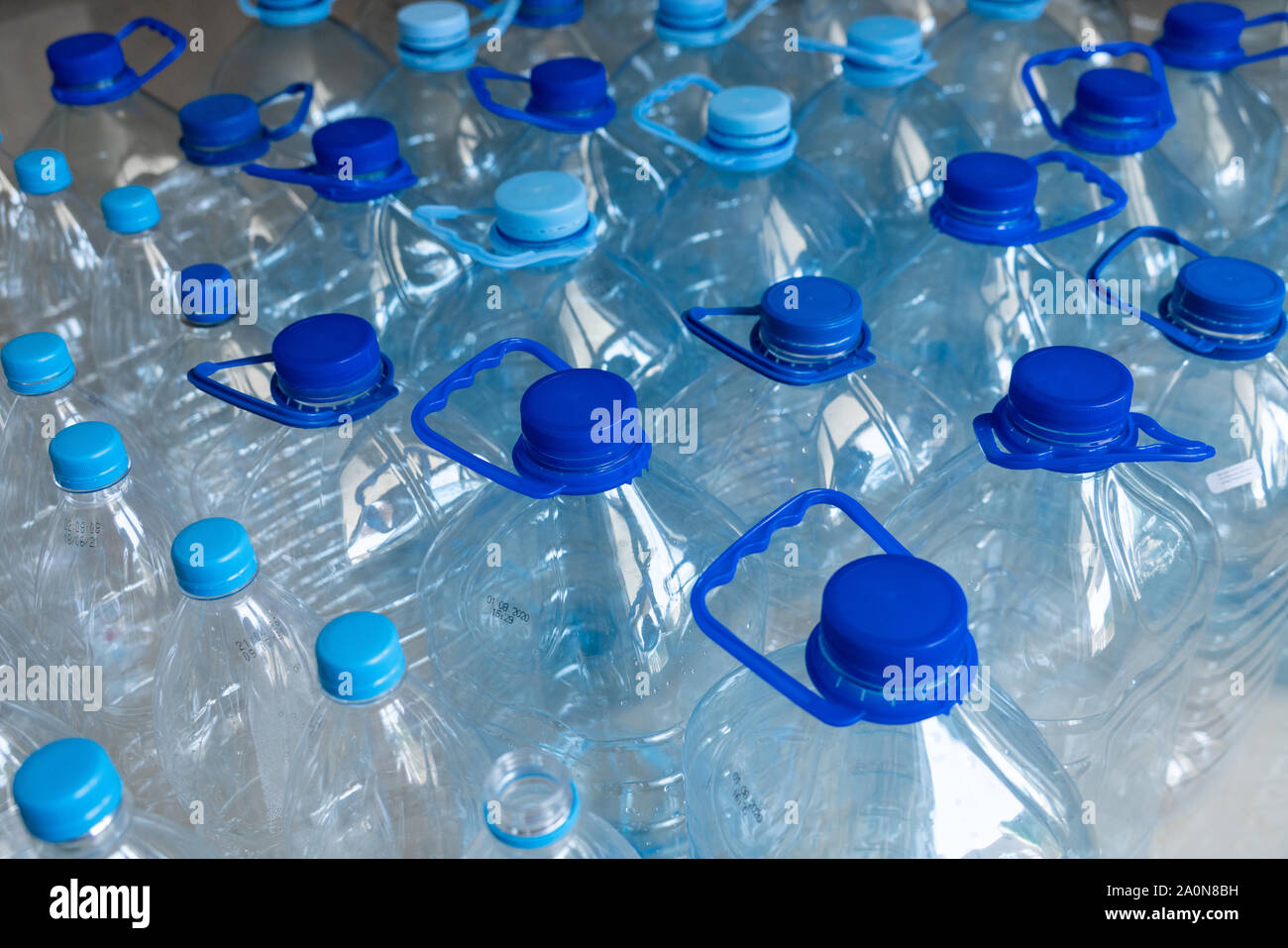 Le bottiglie di plastica vuote in un file. Inquinamento di plastica Foto Stock
