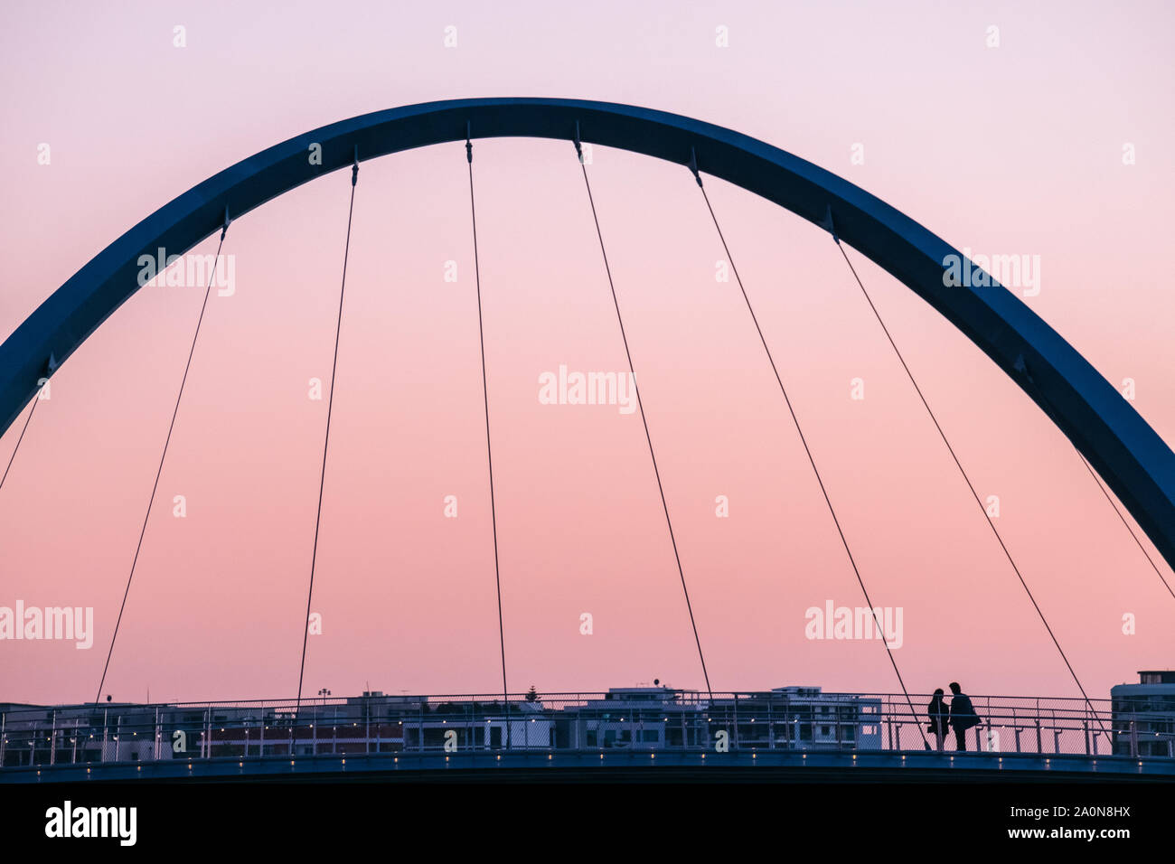 Silhouette al tramonto lungo la banchina di Elizabeth ponte pedonale, Perth Foto Stock