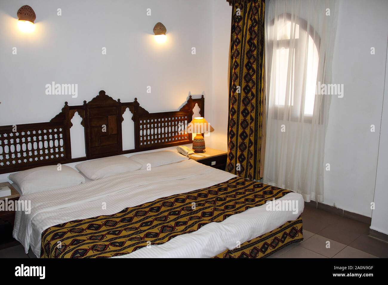 Sharm El Sheikh, Egitto, 05 settembre 2018. Hotel Royal Holiday Beach Resort e Casinò. La camera è arredata in stile Arabo con un legno scolpito un letto Foto Stock