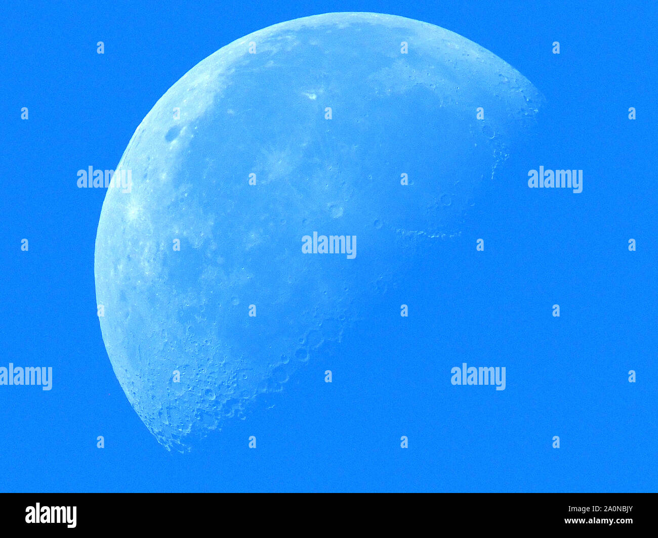 Sheerness, Kent, Regno Unito. Il 21 settembre, 2019. Regno Unito Meteo: il "terzo trimestre" (noto anche come ultimo trimestre) luna visto mettere in chiaro cielo blu su Sheerness, Kent oggi. Il terzo quarto di luna è quando la metà opposta della luna è illuminata rispetto al primo trimestre. Credito: James Bell/Alamy Live News Foto Stock