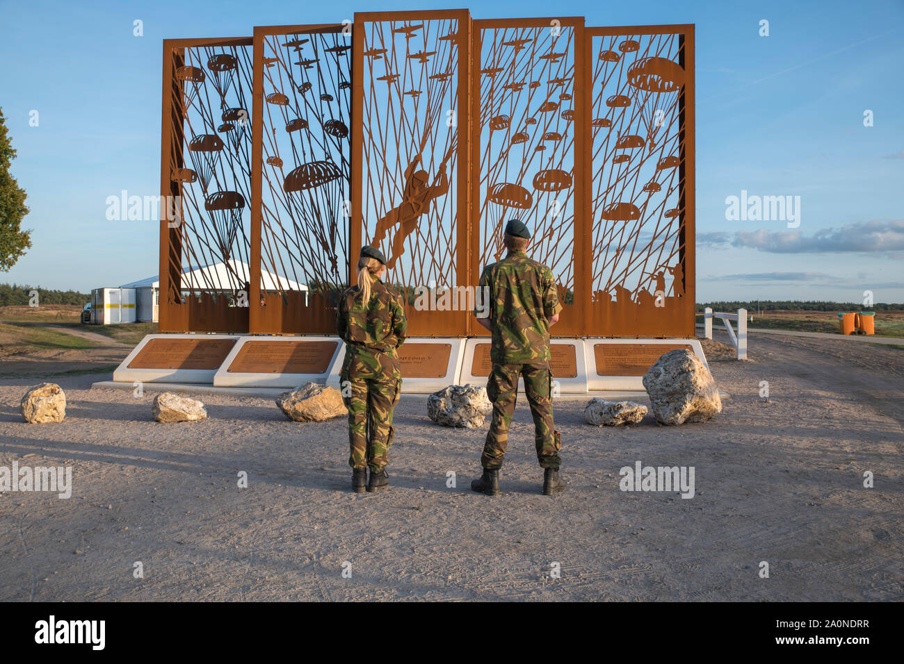 Ede,19-sett-2019: soldati presso il nuovo monumento a Ginkel heath, windows del passato.Colen del design segna il luogo dove la Allied paracadutisti sbarcati nel 1944 per contribuire alla liberazione dei Paesi Bassi Foto Stock