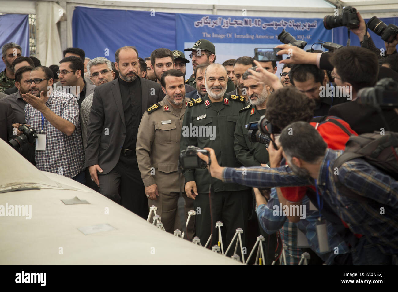 Tehran, Iran. Xxi Sep, 2019. Le guardie rivoluzionarie iraniane comandante maggiore generale Hossein Salami e il generale Amir Ali Hajizadeh testa di Iran's guardie rivoluzionarie divisione aerospaziale, guardare i detriti da ciò che l'Iran ha presentato come un ci abbattuto drone secondo come riferito ha recuperato all'interno dell'Iran delle acque territoriali, a Teheran della rivoluzione islamica e santo e museo di difesa durante l inaugurazione di una mostra di ciò che dice l'Iran sono gli Stati Uniti e altri fuchi catturato nel suo territorio, nella capitale Teheran. Credito: ZUMA Press, Inc./Alamy Live News Foto Stock