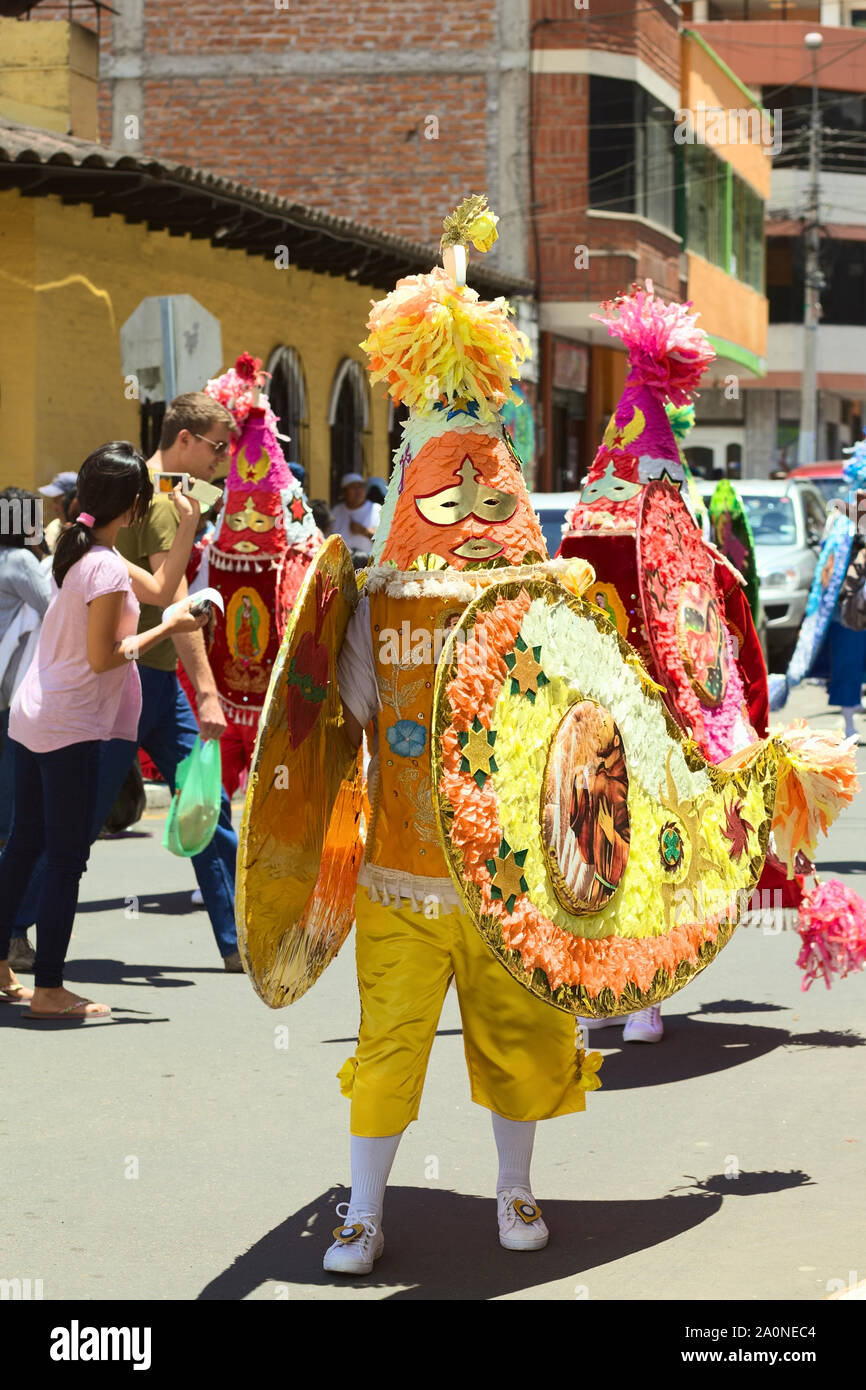BANOS, ECUADOR - Marzo 2, 2014: persona non identificata in costume tradizionale e ballare con la musica sulla sfilata di carnevale a Baños, Ecuador Foto Stock