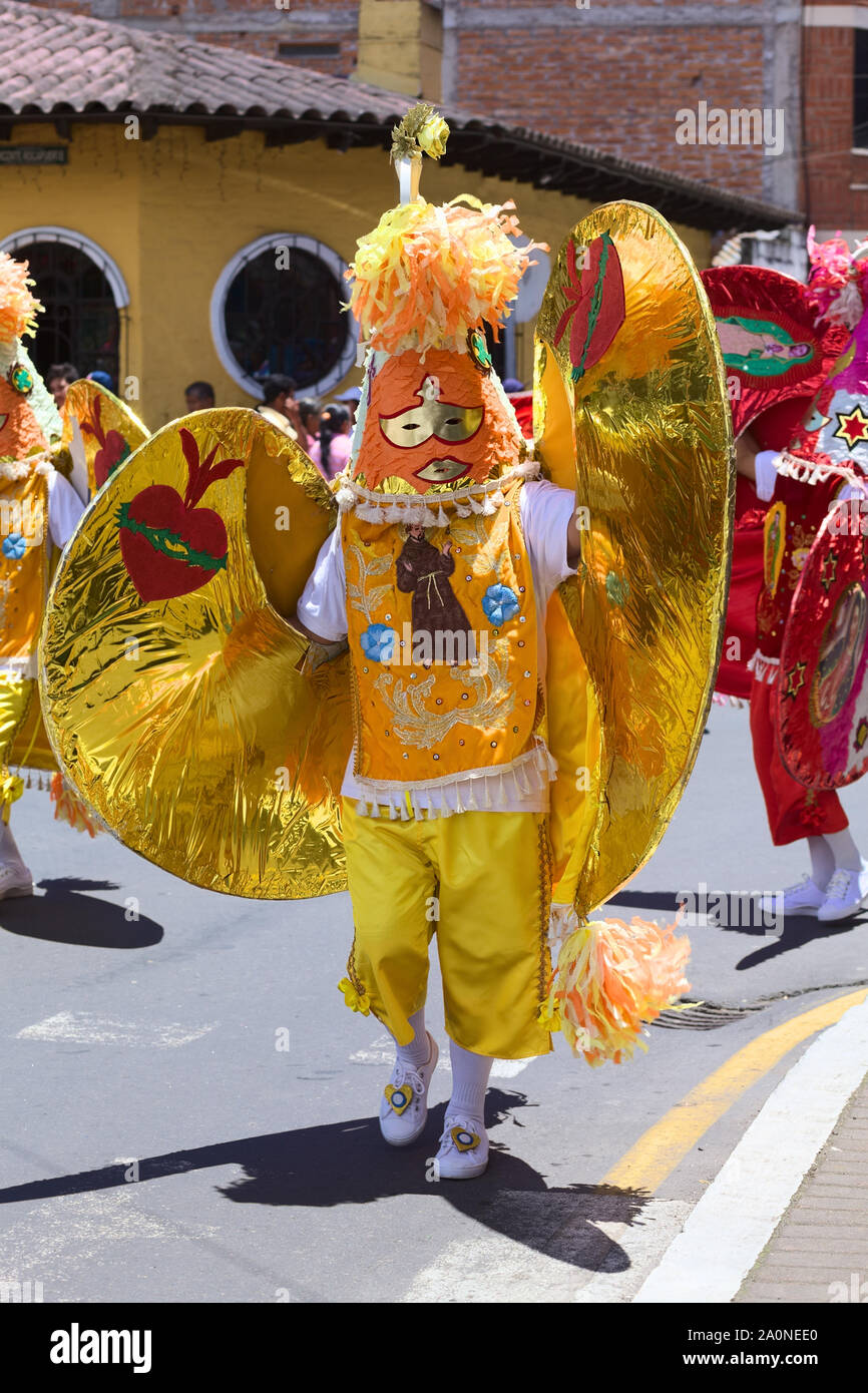 BANOS, ECUADOR - Marzo 2, 2014: persona non identificata in costume tradizionale e ballare con la musica sulla sfilata di carnevale a Baños, Ecuador Foto Stock