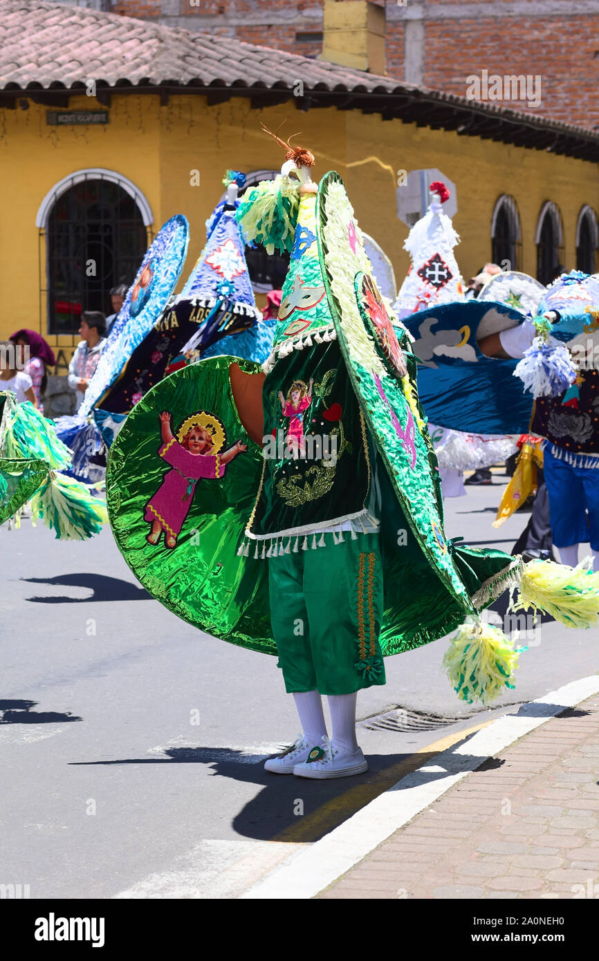 BANOS, ECUADOR - Marzo 2, 2014: persona non identificata in costume tradizionale e ballare con la musica sulla sfilata di carnevale a Baños, Ecuador Foto Stock