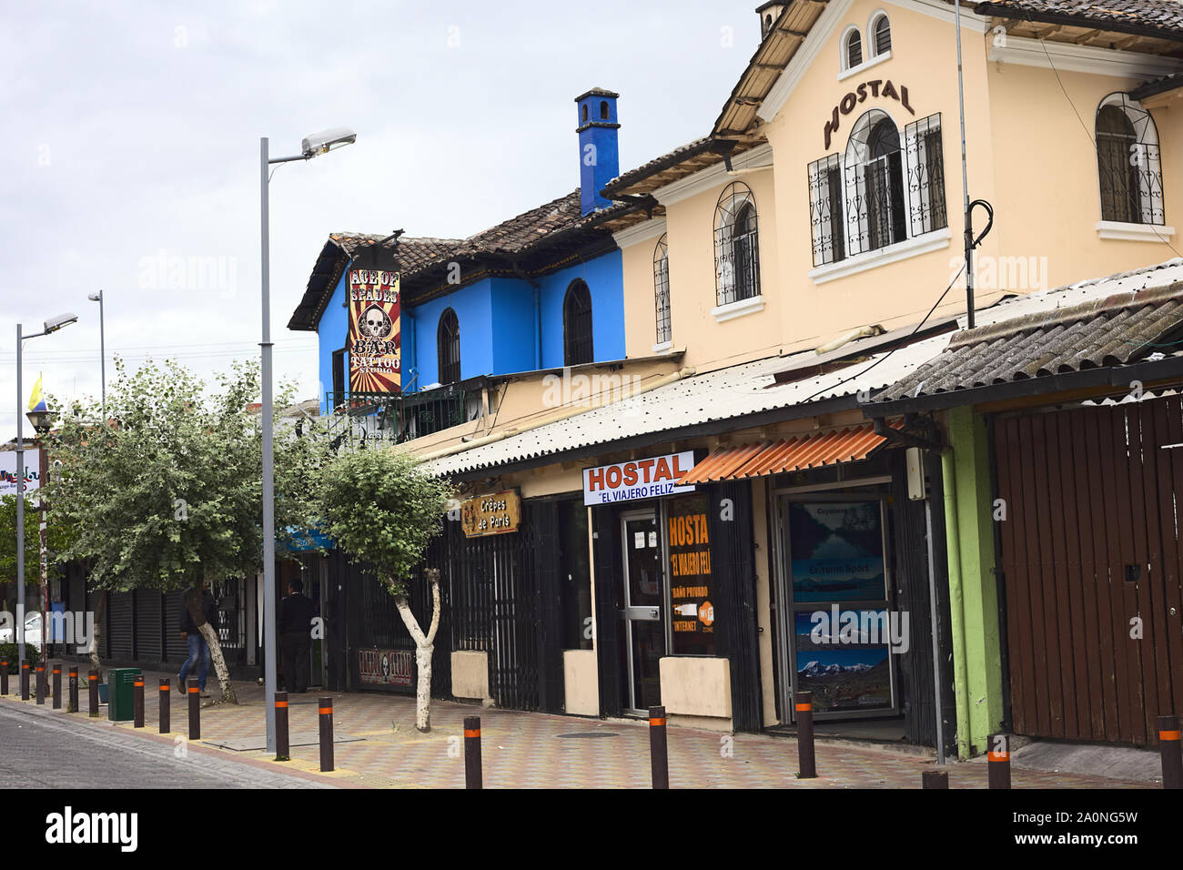 QUITO, ECUADOR - Agosto 6, 2014: ostelli, di un bar e di un tatuaggio studio su Jose Calama Street a Quito, Ecuador Foto Stock