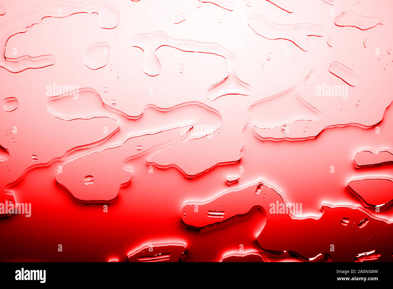Rosso brillante background testurizzato, fuoriuscito colore sanguinosa di gocce di acqua o liquido rosso illustrazione astratta, Blot pattern close up macro Foto Stock