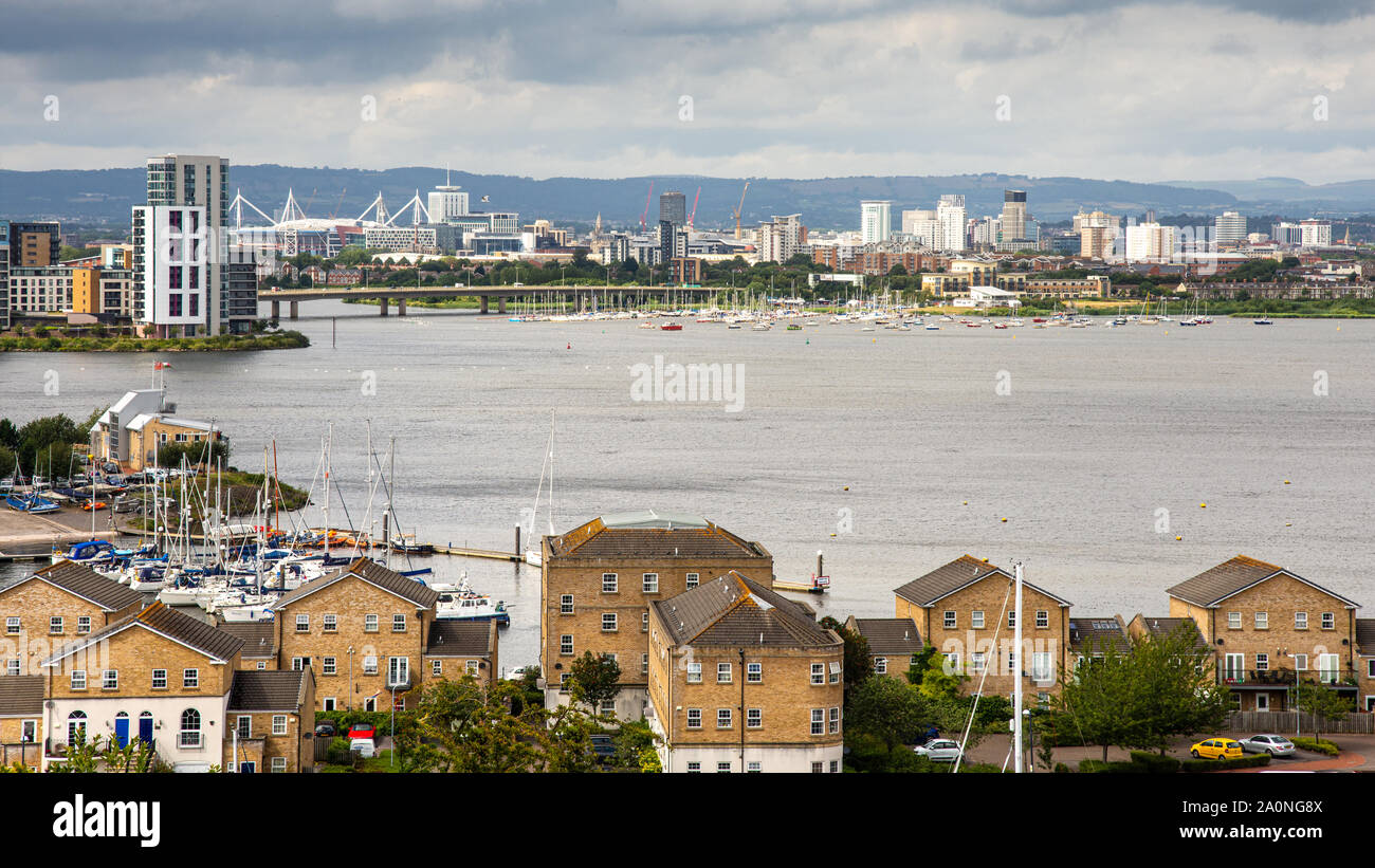 Il paesaggio di Cardiff è disposto dietro la Baia di Cardiff al di sotto di Boiano. Foto Stock