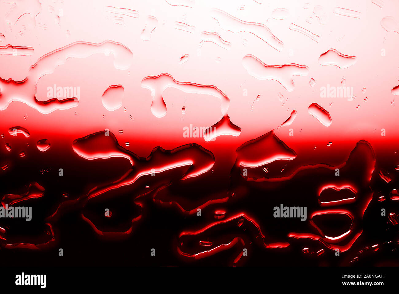 Bloody rosso sfondo testurizzato, la fuoriuscita di gocce d'acqua in rosso il contrasto dei colori gradiente, sangue di prova o illustrazione del donatore, astratto modello horror close up Foto Stock