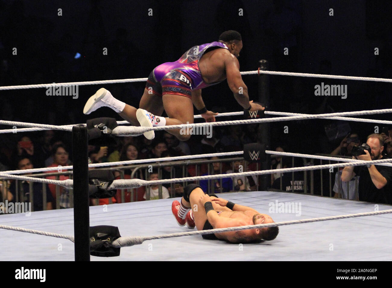 Quezon City, Filippine. Xx Settembre, 2019. La WWE ha restituito a Manila con la sua Smack Down superstars Live a wow il filippino i fan del wrestling con la loro miscela unica di sport e di intrattenimento. La manifestazione ha avuto tre eventi principali dove Bayley ha difeso il suo SmackDown campionato delle donne su Charlotte Flair in una Street Fight, la rinascita hanno conservato la loro SmackDown Tag-Team campionato per la nuova giornata di Xavier boschi e grandi e e Kofi Kingston sconfigge il nuovo Daniel Bryan per trattenere il suo Campionato di WWE. Credito: Pacific Press Agency/Alamy Live News Foto Stock