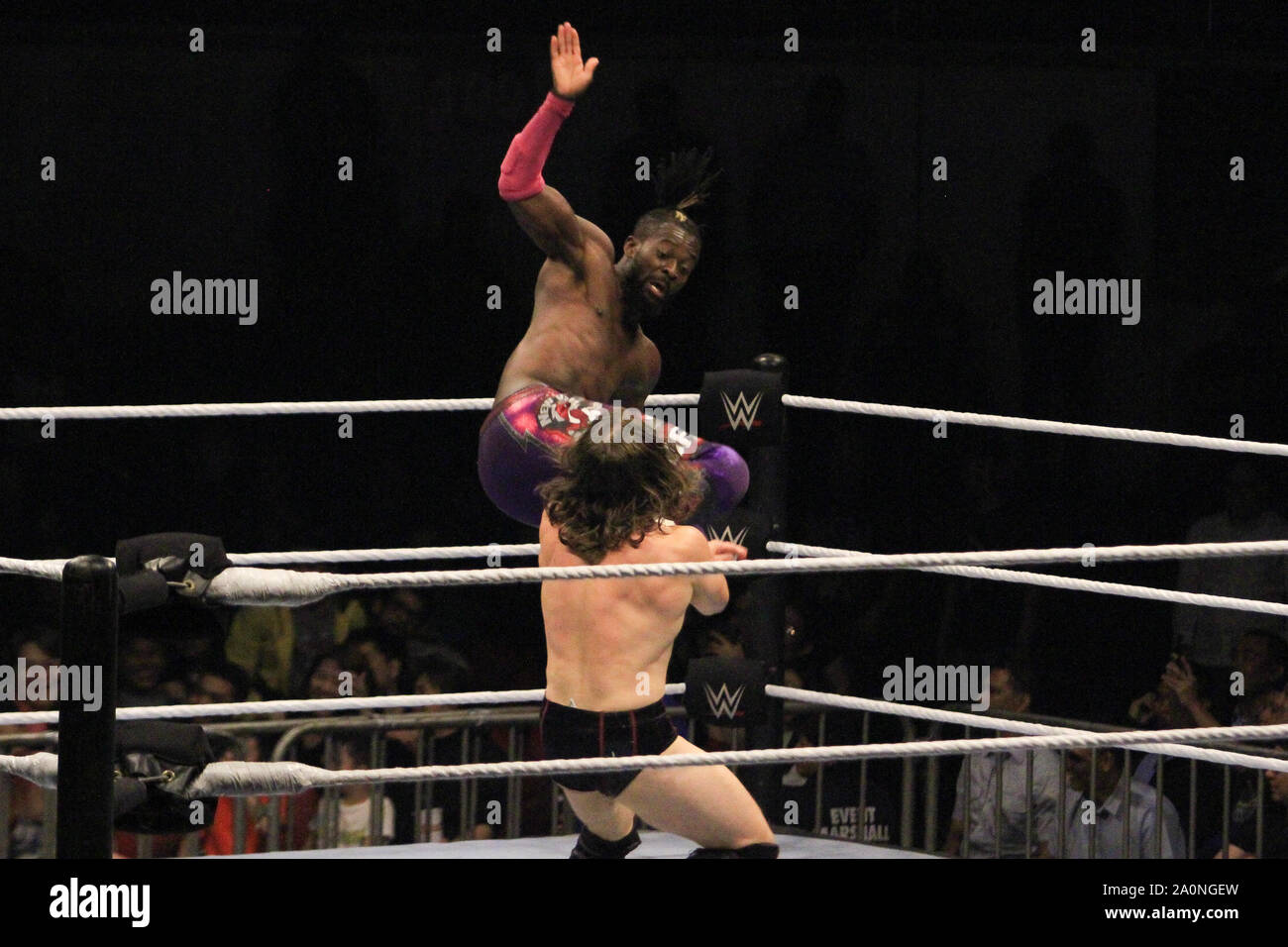 Quezon City, Filippine. Xx Settembre, 2019. La WWE ha restituito a Manila con la sua Smack Down superstars Live a wow il filippino i fan del wrestling con la loro miscela unica di sport e di intrattenimento. La manifestazione ha avuto tre eventi principali dove Bayley ha difeso il suo SmackDown campionato delle donne su Charlotte Flair in una Street Fight, la rinascita hanno conservato la loro SmackDown Tag-Team campionato per la nuova giornata di Xavier boschi e grandi e e Kofi Kingston sconfigge il nuovo Daniel Bryan per trattenere il suo Campionato di WWE. Credito: Pacific Press Agency/Alamy Live News Foto Stock