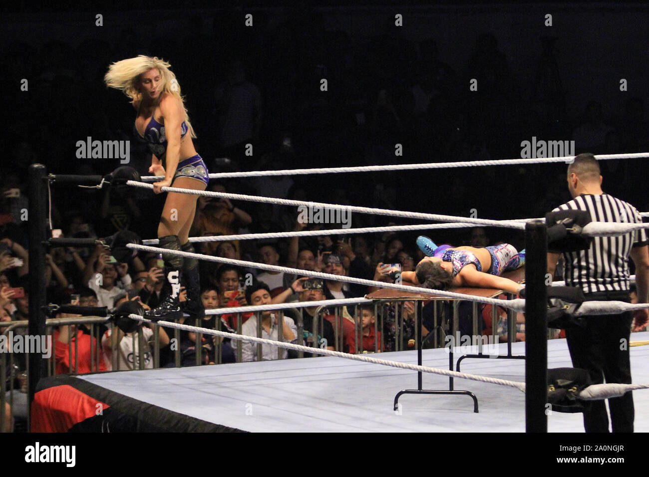 Quezon City, Filippine. Xx Settembre, 2019. La WWE ha restituito a Manila con la sua Smack Down superstars Live a wow il filippino i fan del wrestling con la loro miscela unica di sport e di intrattenimento. La manifestazione ha avuto tre eventi principali dove Bayley ha difeso il suo SmackDown campionato delle donne su Charlotte Flair in una Street Fight, la rinascita hanno conservato la loro SmackDown Tag-Team campionato per la nuova giornata di Xavier boschi e grandi e e Kofi Kingston sconfigge il nuovo Daniel Bryan per trattenere il suo Campionato di WWE. Credito: Pacific Press Agency/Alamy Live News Foto Stock