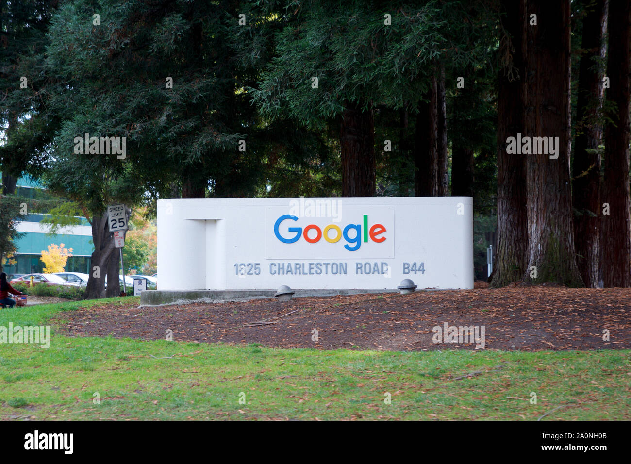 MOUNTAIN VIEW, CALIFORNIA, STATI UNITI - Novembre 26th, 2018: Google Accedi al campus Google accanto alla strada Foto Stock