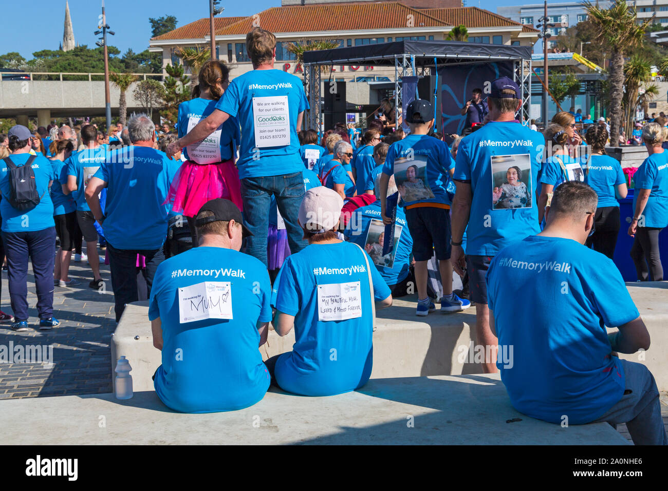 Bournemouth Dorset UK. Il 21 settembre 2019. Sostenitori prendere parte nel morbo di Alzheimer la memoria della società a piedi in Bournemouth in una calda giornata di sole la raccolta di fondi per vitali ricerca sulla demenza, campagne e servizi di supporto. Sono in grado di riflettere su chi sono a piedi per lasciare un messaggio sulla struttura della memoria e la visione blossom durante tutta la giornata. Credito: Carolyn Jenkins/Alamy Live News Foto Stock