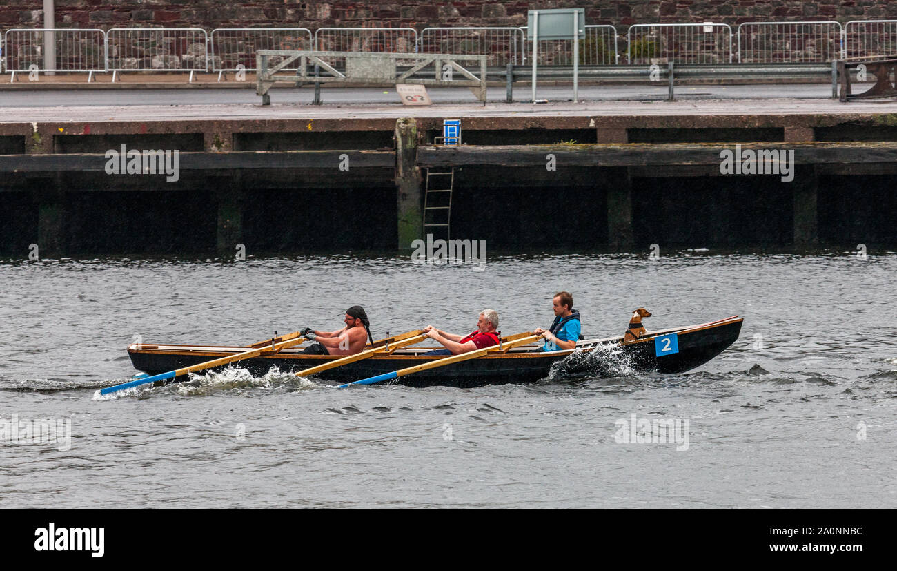 Cork, Irlanda. Xxi Sep, 2019. Zoltan Kovacs, Ray O'Leary, Paul Gallagher e Timmy il cane di prendere parte nella mens Currach gara del Naomhóga Chorcaí regata annuale che si è svolto sul fiume Lee di Cork, Irlanda. - Le foto; il credito: David Creedon/Alamy Live News Foto Stock