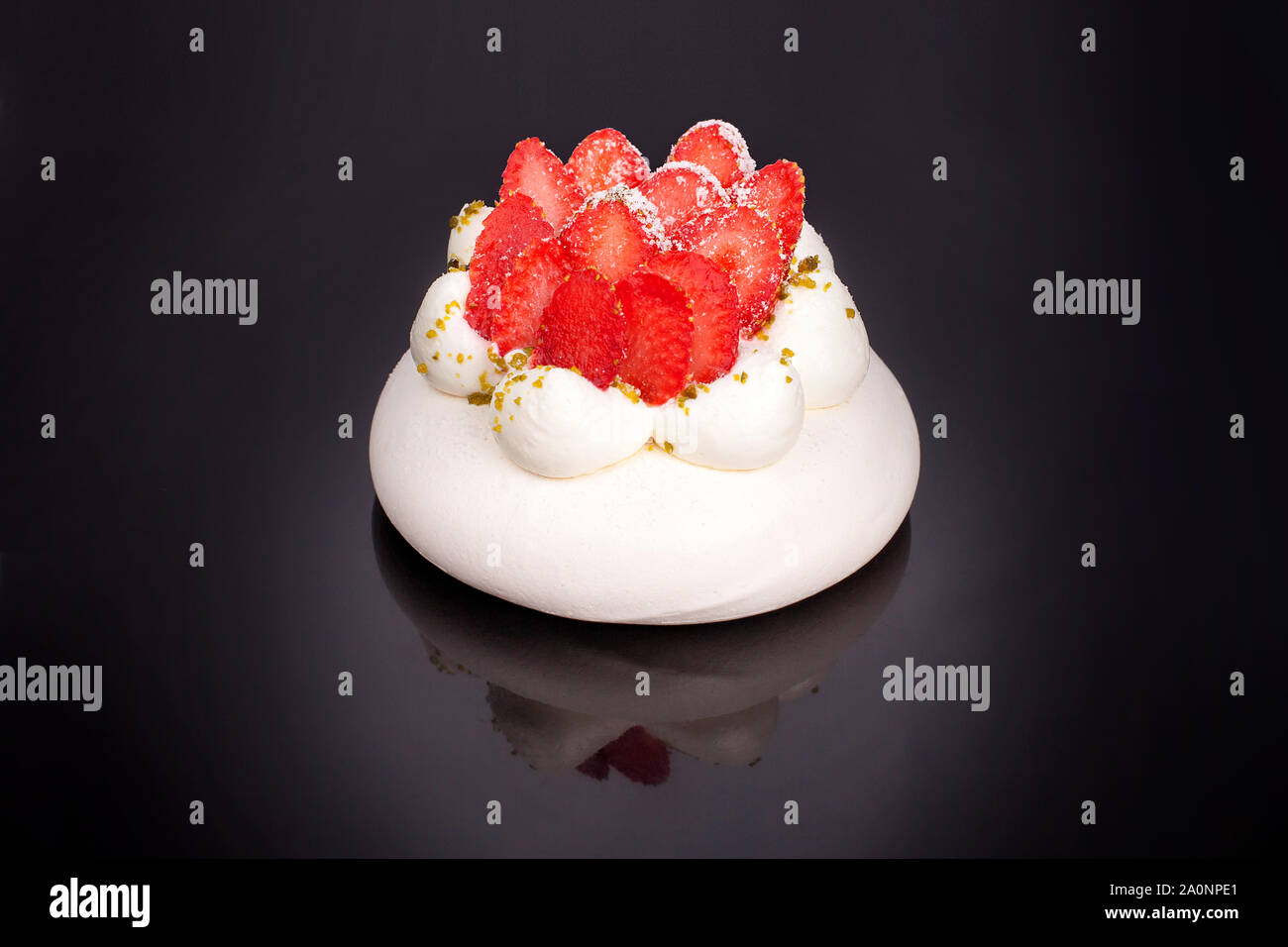 Fragola Pavlova la torta su un black mirror isolato di sfondo Foto Stock