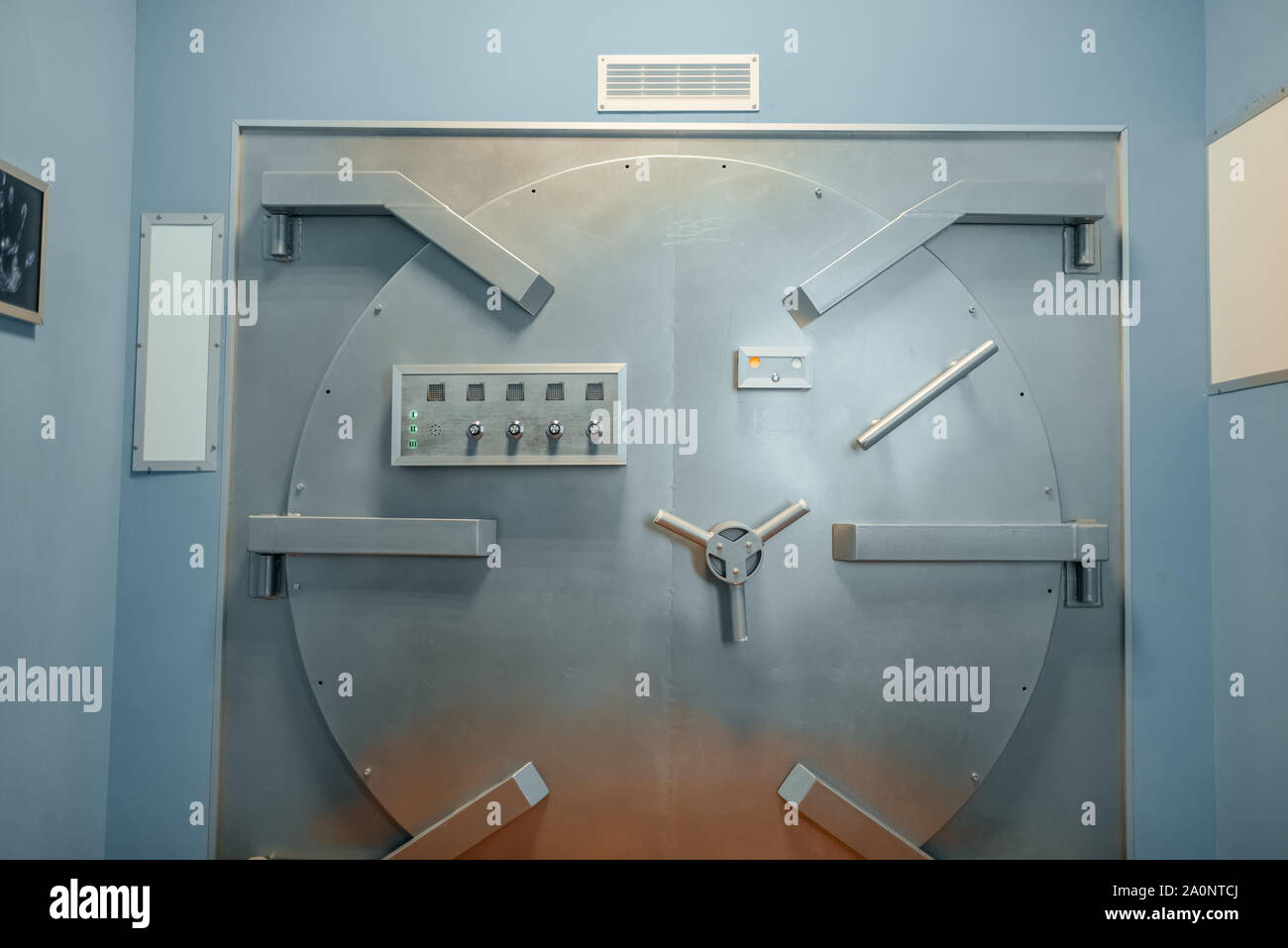 Banca sistema di protezione, vault porte con serrature Foto Stock