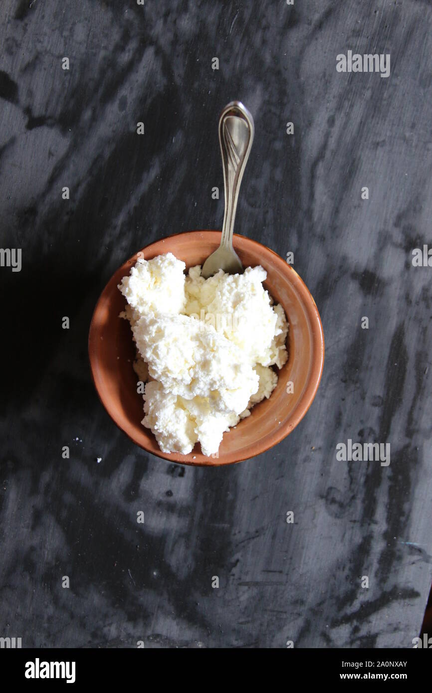 Gli agricoltori, formaggio di ricotta o formaggio nella ciotola sul tavolo, Foto Stock