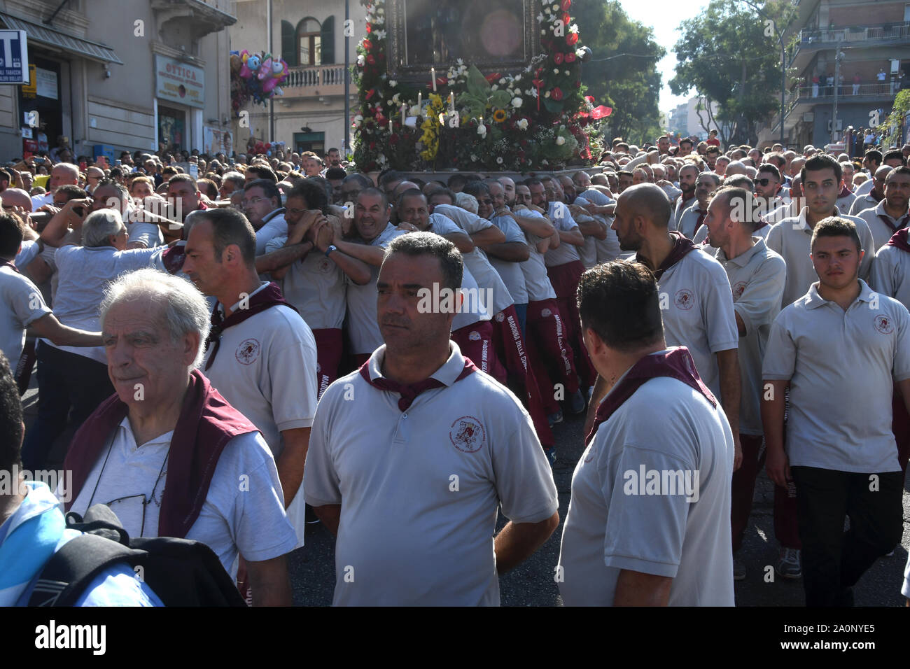 Reggio Calabria 14 set 2019 - Discesa della Madonna della Consolazione, la Vara,portatori Credito: Giuseppe Andidero Foto Stock