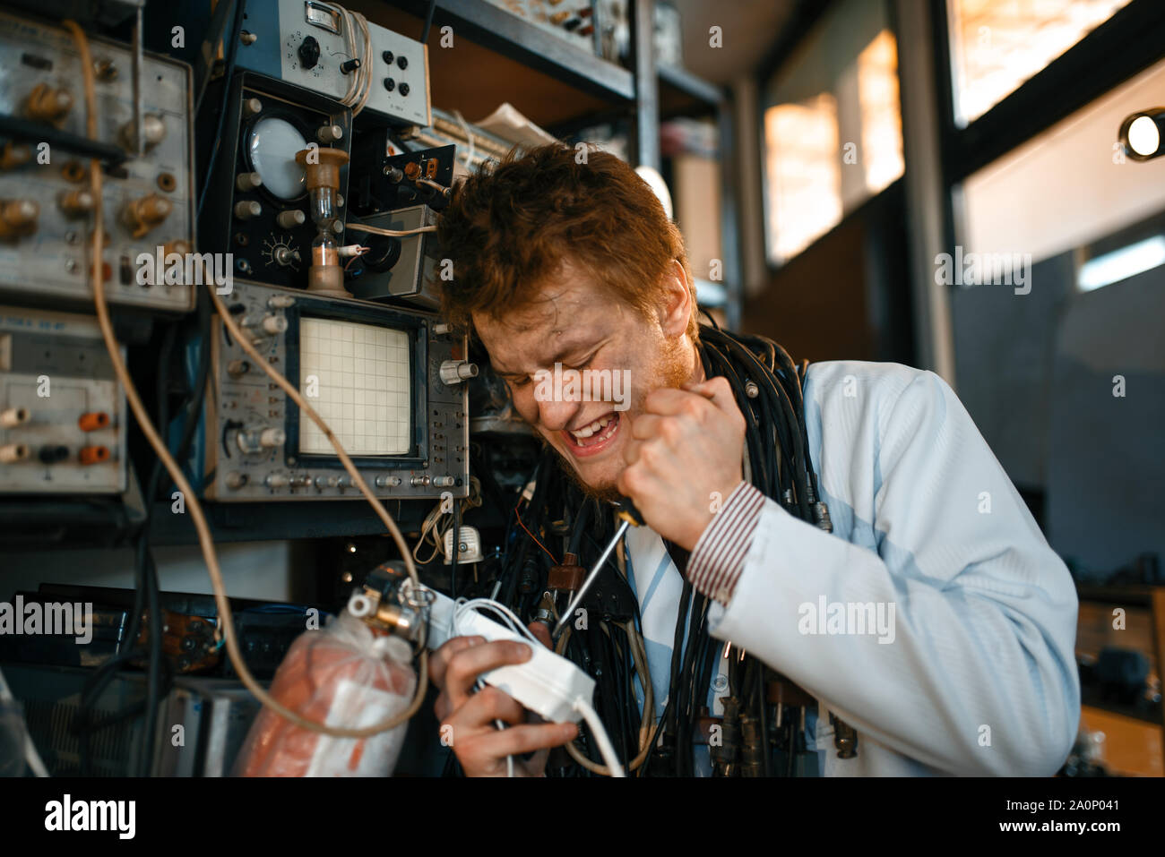 Lo scienziato pazzo lavora con l'elettricità in laboratorio Foto Stock