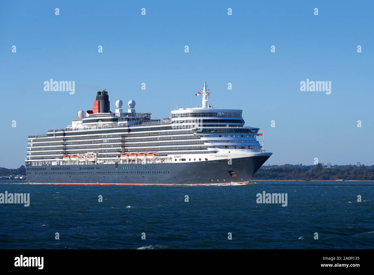 La Cunard nave da crociera, MS QUEEN ELIZABETH, si diparte Southampton Regno Unito, per il Mar Baltico città di Warnemünde, Germania. 20 Settembre 2019 Foto Stock