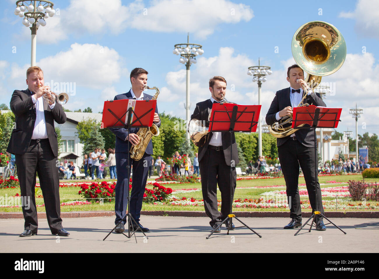 Mosca, Russia, vita nuova banda di ottoni, vento strumento musicale giocatori, orchestra suona musica, tromba, sassofono, corno francese, sousaphone Foto Stock