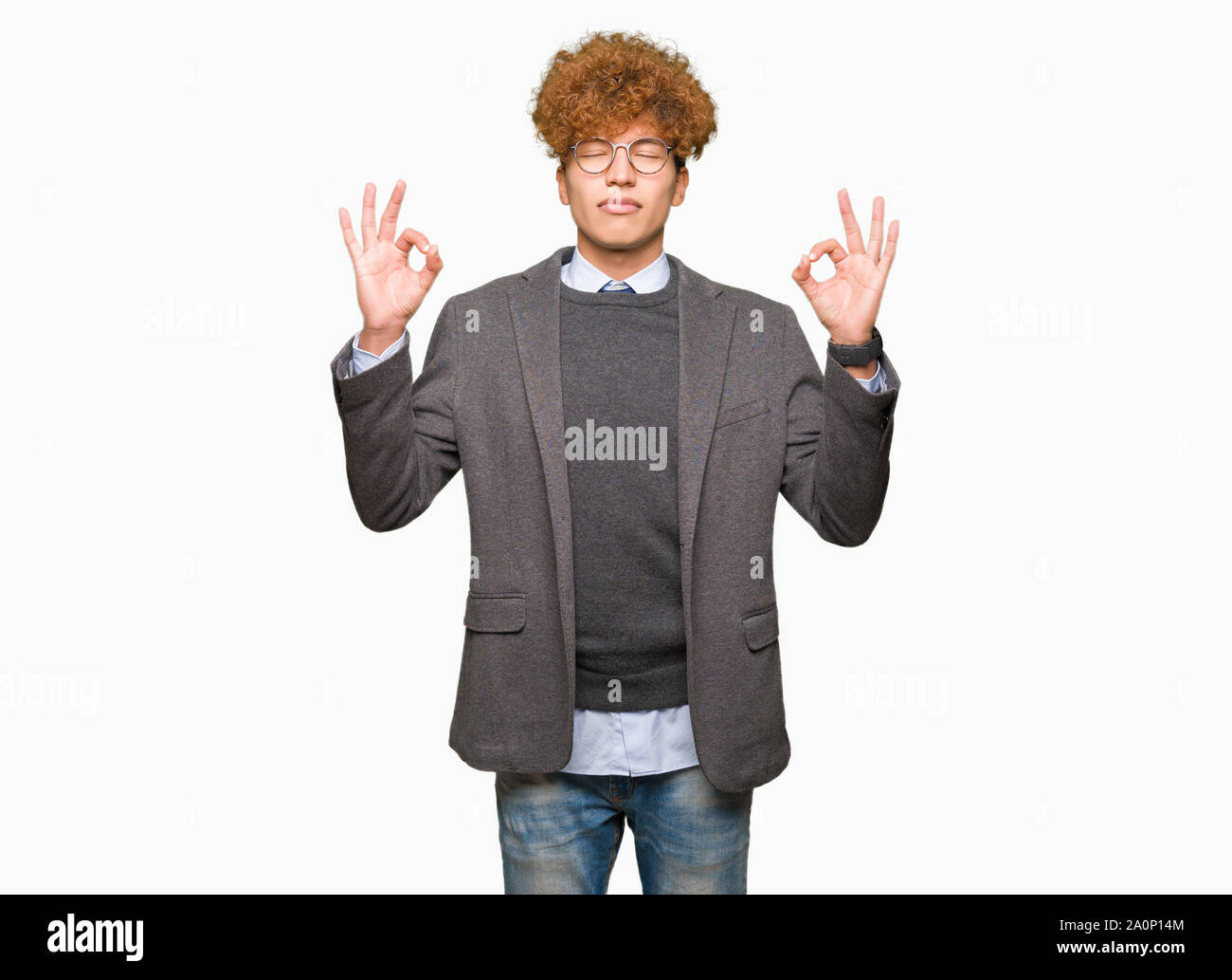 Bel giovane uomo d affari con Afro indossa occhiali relax e sorridente con gli occhi chiusi facendo gesto di meditazione con le dita. Concetto di yoga. Foto Stock